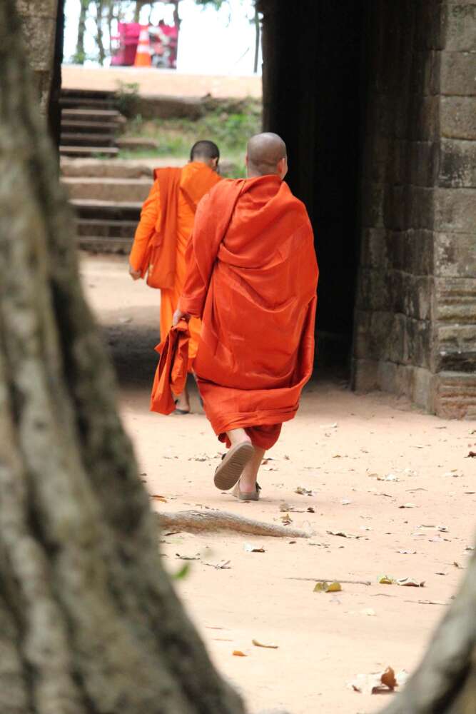 monaci buddisti nel sito archeologico di Angkor Wat - blog di viaggi