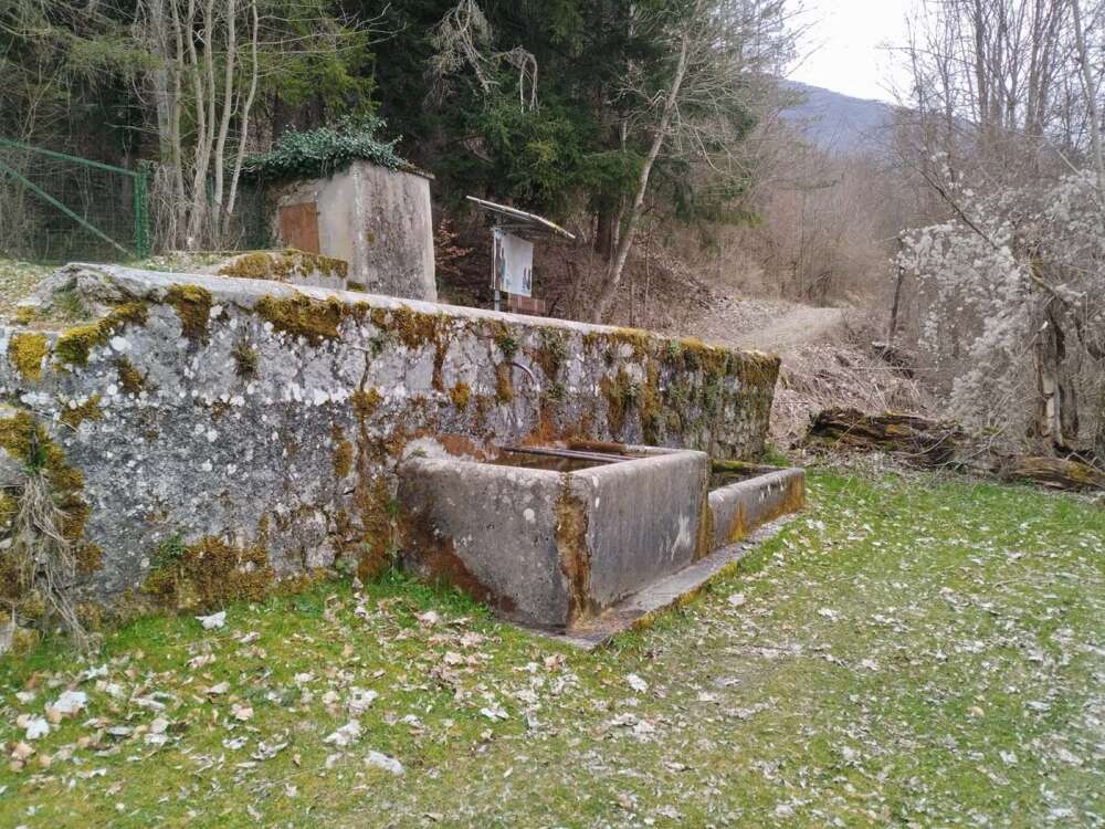 fonte Sambuco sul sentiero per raggiungere la Grotta dello Schievo - blog di viaggi