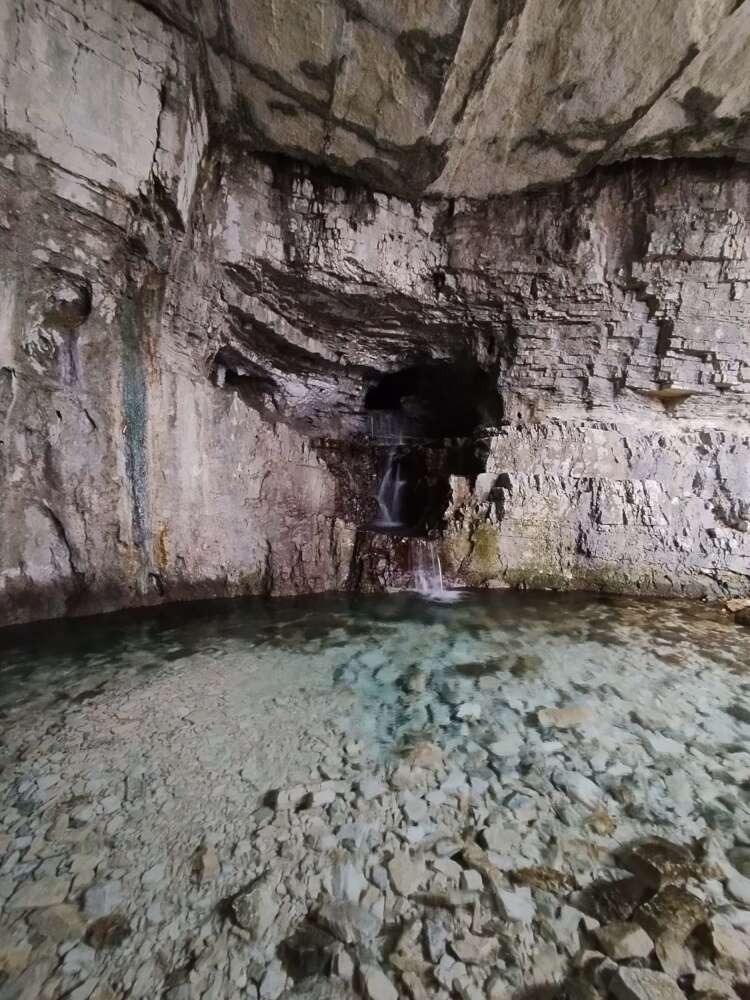 la cascata che esce dalla grotta dello Schievo in Abruzzo - blog di viaggi