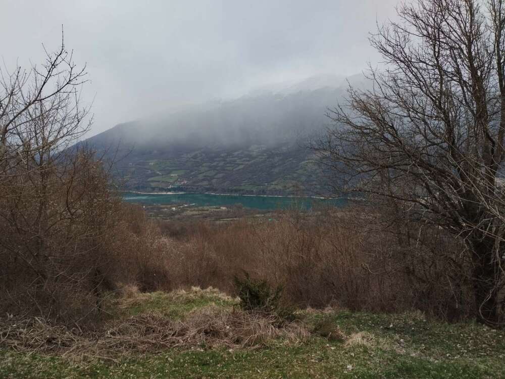 vista sul lago di Barrea dal sentiero per la Grotta dello Schievo - blog di viaggi