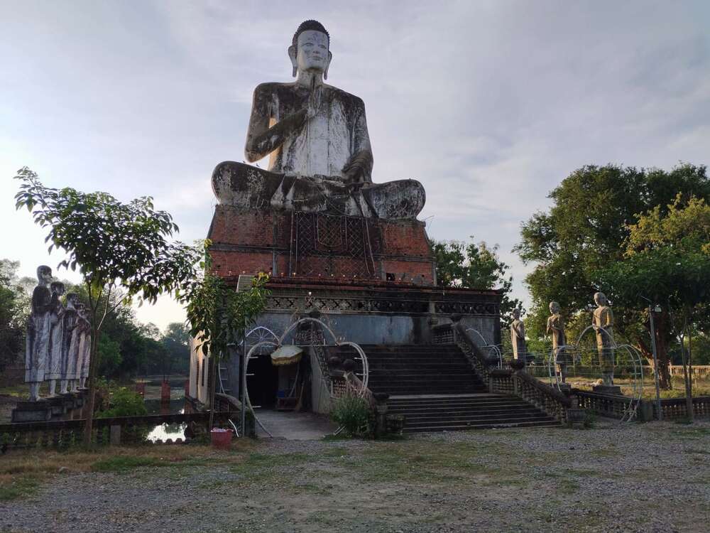 statue e templi buddisti a Battembang in Cambogia - blog di viaggi